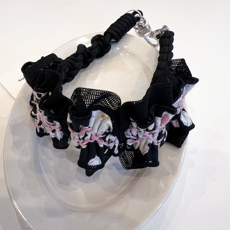 スモッキング刺繍のハンドストラップ〈ブラックandピンク系／リバティシャネル使用〉
