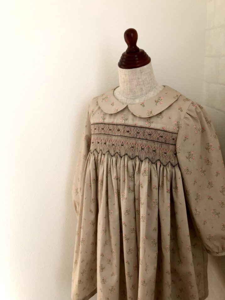 スモッキング　本　仕立て　子供服　型紙 型紙）小さな襟のスモッキングワンピース𑁍 アレンジなしの