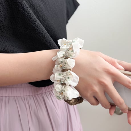 スモッキング刺繍のハンドストラップ〈ブラックandくすみピンク系／リバティチャイブ使用〉