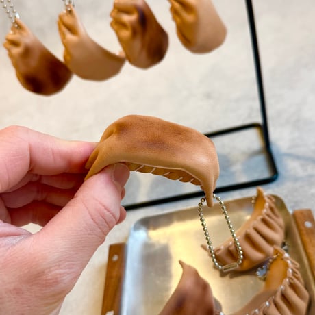 レザー餃子のキーホルダー