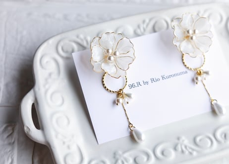 white flower×Perl pierce/earring