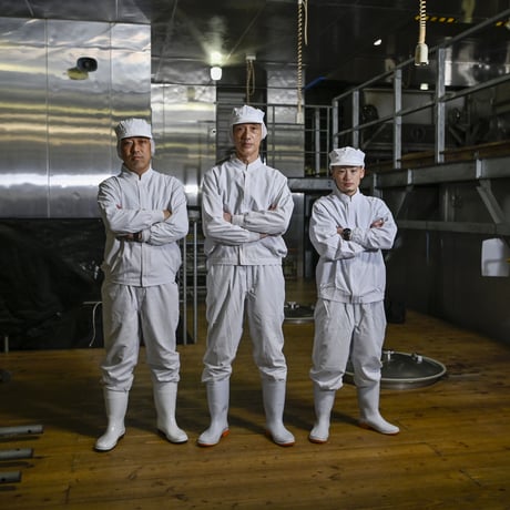 【石川利恵オリジナルチェキ付き】金紋 黒鷹  1.8Ｌ瓶　幻鷹 純米 720ml瓶　幻鷹 吟生 300ml　各１本セット