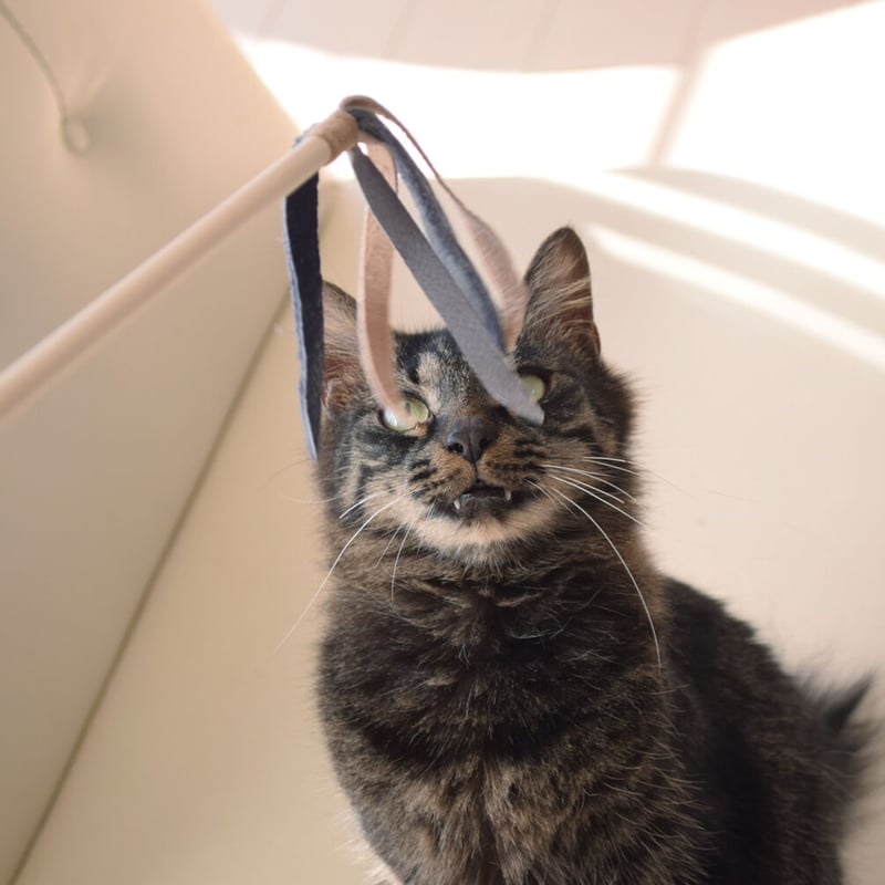 鹿革ぱたぱた スティックタイプの猫じゃらし | 山猫本舗