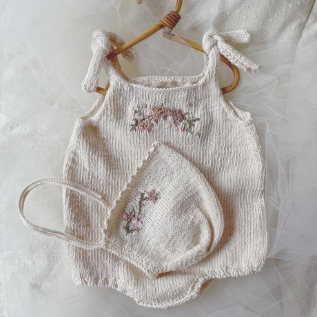 【受注制作】オーガニックコットン100パーセントのオーダーメイドお花刺繍ベビーロンパース＆ベビーボンネット