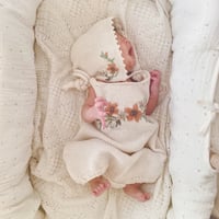 【受注制作】オーガニックコットン100パーセントのオーダーメイドお花刺繍ベビーロンパース＆ベビーボンネット