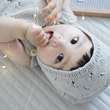 オーガニックコットン100パーセントの模様編みベビーロンパース＆ベビーボンネット