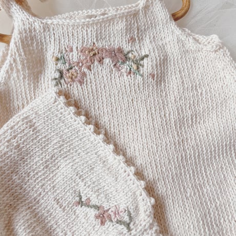 【受注制作】オーガニックコットン100パーセントのオーダーメイドお花刺繍ベビーロンパース＆ベビーボンネット