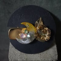 黄色い月のクリップブローチ