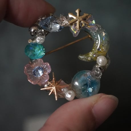 星屑ブローチ　エメラルドグリーンの月と一番星