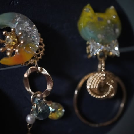 猫と月のイヤリング・ピアス