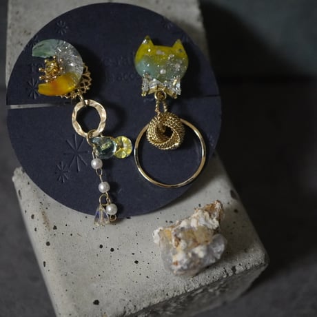 猫と月のイヤリング・ピアス