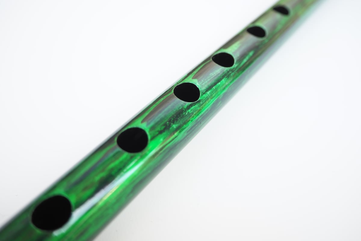 篠笛shiro ｢竹流｣ ドレミ調 七穴 緑色 | 篠笛 shiro