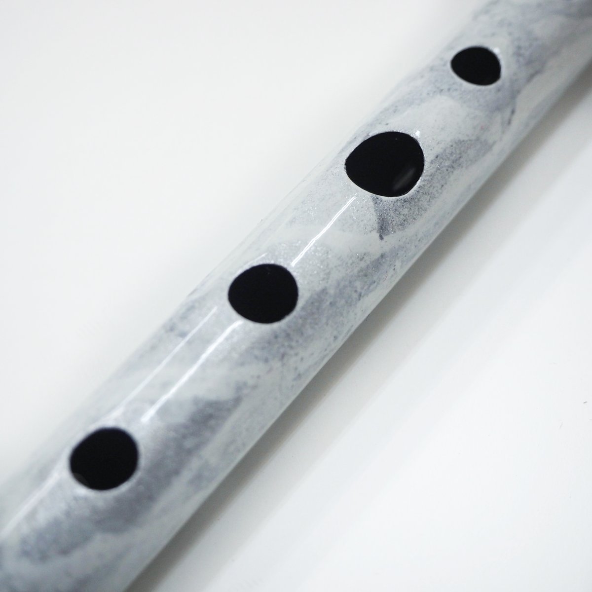 篠笛shiro ｢冬華｣ ドレミ調 七穴 白色 | 篠笛 shiro