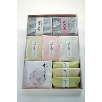 中箱詰合せ：手煎り焙煎丹波黒（素煎り）80g×1袋、しぼり豆丹波黒大寿130g×1袋、花ごころ×9枚、かしわべ×5袋、都の月×3枚