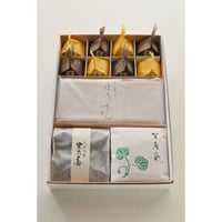 中箱詰合せ：賀茂栗×4個、賀茂黒×4個、干菓子ほうせん×3枚、しぼり豆丹波黒大寿130g×1袋、賀茂葵×3枚