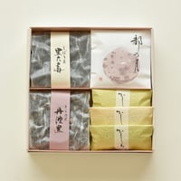 角箱詰合せ：都の月×3枚、かしわべ×5袋、しぼり豆丹波黒大寿 130g×1袋、手煎り焙煎丹波黒（素煎り）80g×1袋