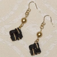 卒8-9　市松結びのピアス（黒×ゴールド）