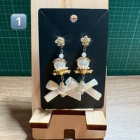 卒6-1　白いリボンのピアス
