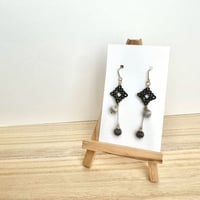 卒3-7　黒の巻き玉ピアス