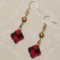 卒8-8　市松結びのピアス（赤）