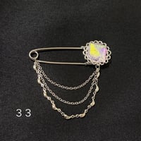卒4-33　オーロラガラスブローチ