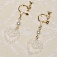 卒8-11　ハートのイヤリング（白）