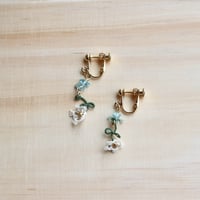 卒3-1　小さな白い花のイヤリング