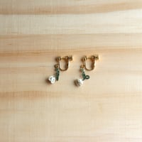 卒3-4　白いバラのイヤリング
