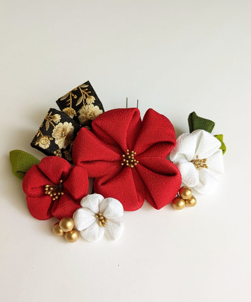 鮮やかな赤椿と煌めく刺繍が彩る髪飾り|つまみ細工(椿・赤