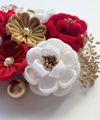 成人式・卒業式・髪飾り｜つまみ細工 小さなカメリア｜赤×白×ゴールドの上品な華やぎ