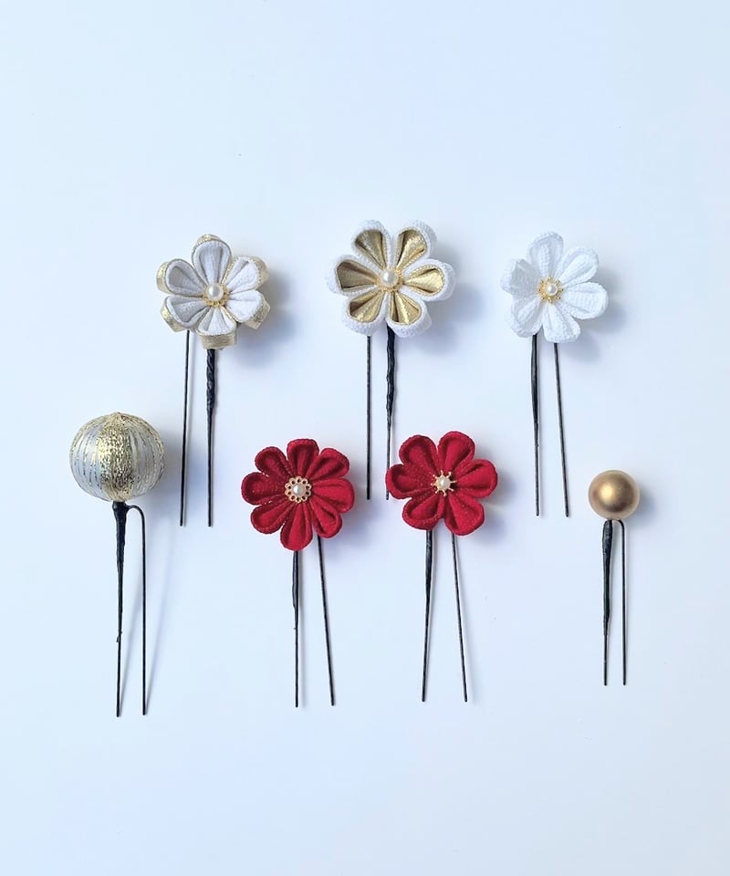 つまみ細工　髪飾り　白　赤(エンジっぽい) ゴールド つまみ細工 髪飾り 白 金 赤(エンジっぽい) 成人式髪飾り つまみ細工