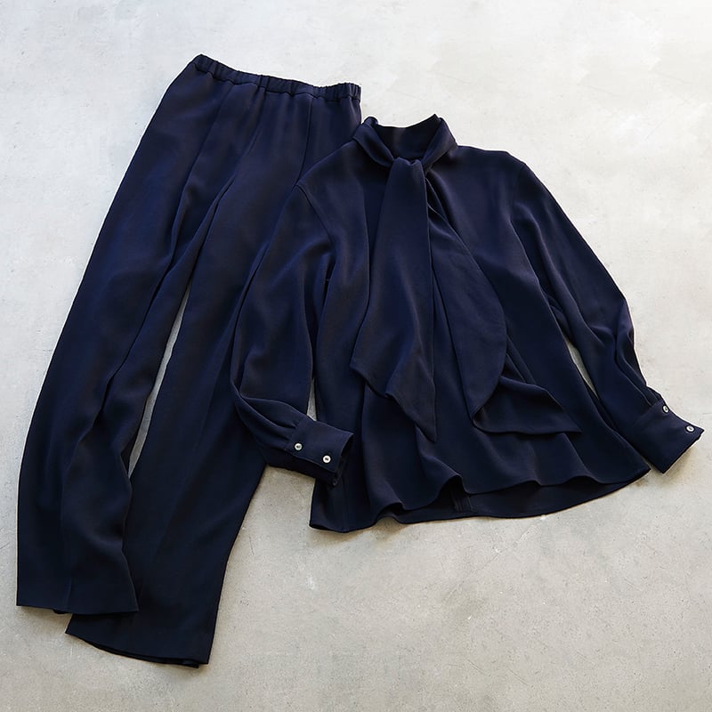 追加販売【ミモレ別注】ウィム ガゼット バックサテンボウタイブラウス