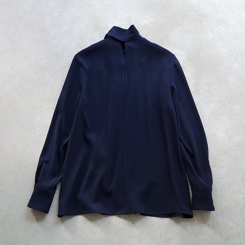 追加販売【ミモレ別注】ウィム ガゼット バックサテンボウタイブラウス