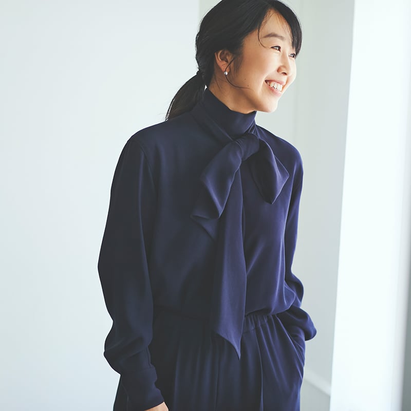 追加販売【ミモレ別注】ウィム ガゼット バックサテンボウタイブラウス 