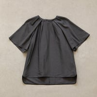 【ミモレ別注】アンタイトル タックフレアブラウス