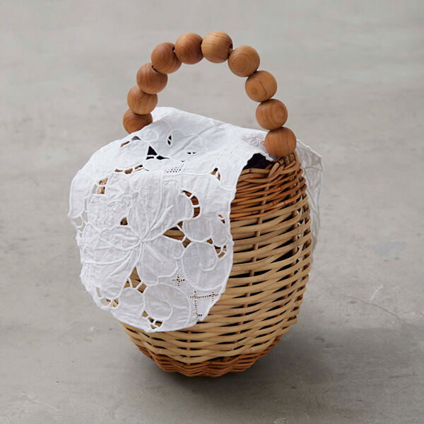 pollenbienco／アンティークレースのかごバッグ・ドイリーと花束