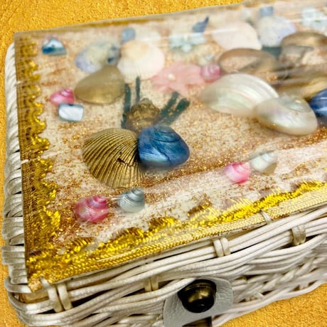 60’s Pastel Seashell Adorned Pearlized Wicker Handbag