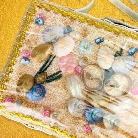 60’s Pastel Seashell Adorned Pearlized Wicker Handbag