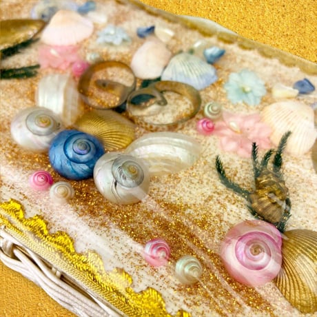 60’s Pastel Seashell Adorned Pearlized Wicker Handbag