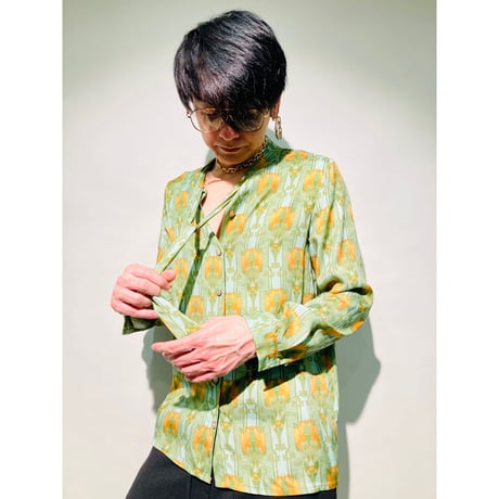 スカーフ付カラクサ総柄シャツ