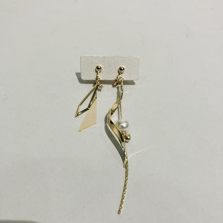 ネオデルタ&パールイヤリング(ゴールド)