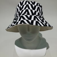 Vグラフィックバケットハット(ホワイト)