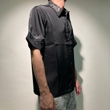 ローズ刺繍シャツS/S(ブラック)