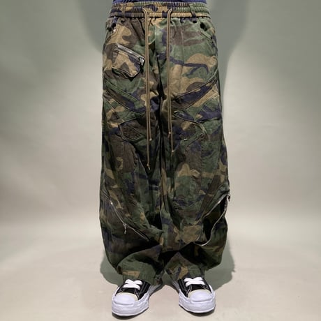 カモ柄バレルレッグパンツ