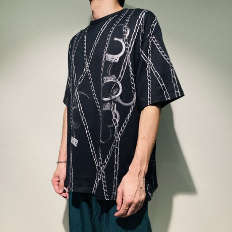 チェーン&ハンドカフス総柄TEE
