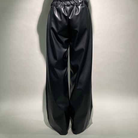シンセティックレザーワイドパンツ