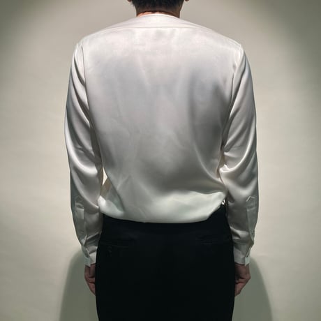 Vネックシャツ(ホワイト)
