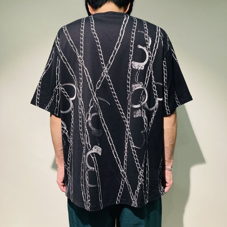 チェーン&ハンドカフス総柄TEE