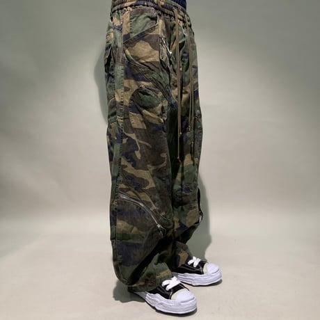 カモ柄バレルレッグパンツ