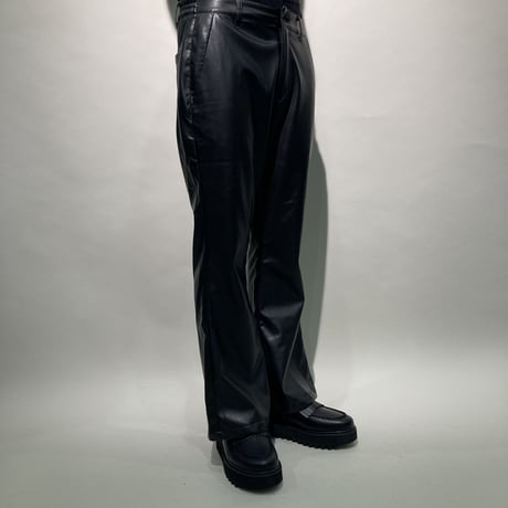 シンセティックレザーフレアパンツ